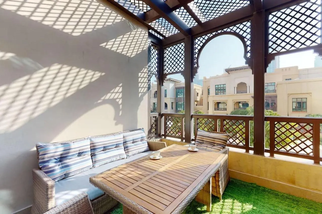 דובאי Al Tajer, Core C, Souk Al Bahar - Charming Two Bedroom דירה