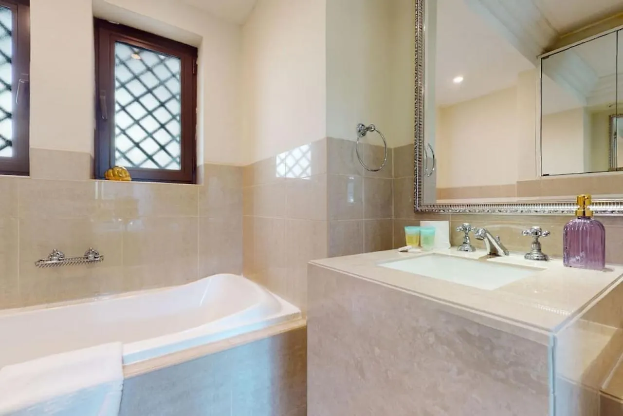 דובאי Al Tajer, Core C, Souk Al Bahar - Charming Two Bedroom דירה